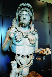 Busto di Commodo con attributi erculei, ai Musei Capitolini, Roma. Forte e prestante, l’imperatore fu divinizzato dalla folla per il suo coraggio nell’affrontare le bestie feroci nel circo. In realtà, tigri e pantere erano state in precedenza intontite con il sonnifero. - Archivio BPP