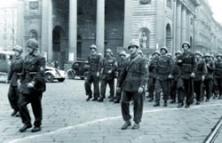 Un reparto della X Mas sfila per le strade di Milano, nell’ottobre 1944. - Archivio BPP