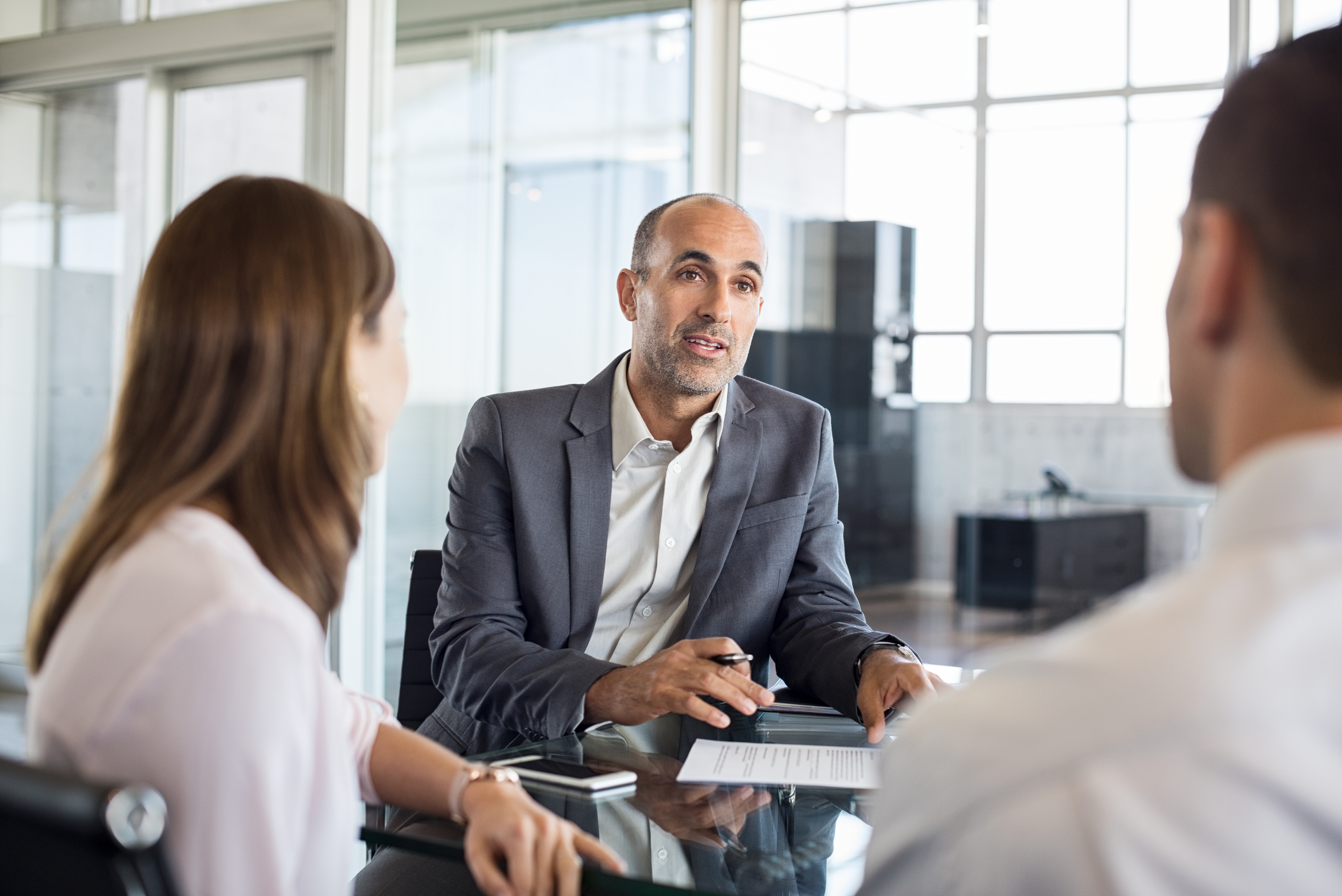 financial-advisor-with-clients-PQ22HHZ financial-advisor-with-clients-PQ22HHZ