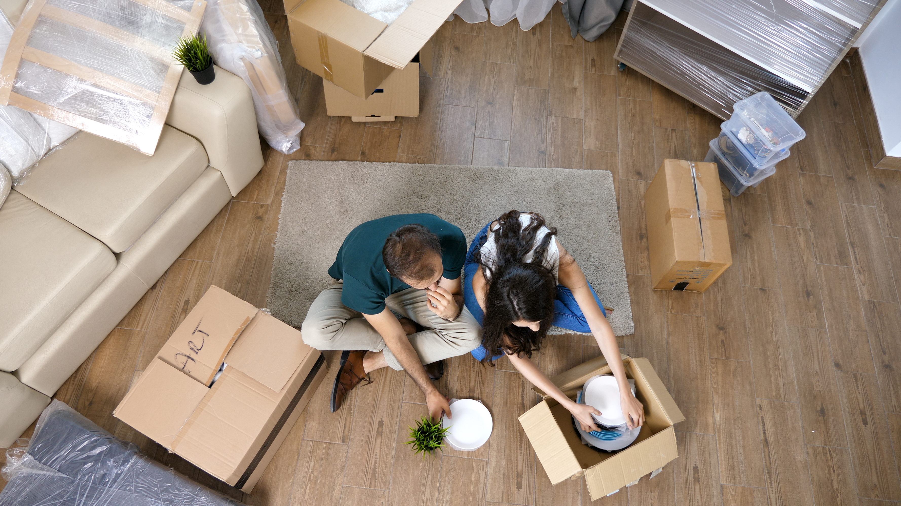 young-couple-moving-in-new-home-and-unpacking-carb-VA5HRWJ young-couple-moving-in-new-home-and-unpacking-carb-VA5HRWJ