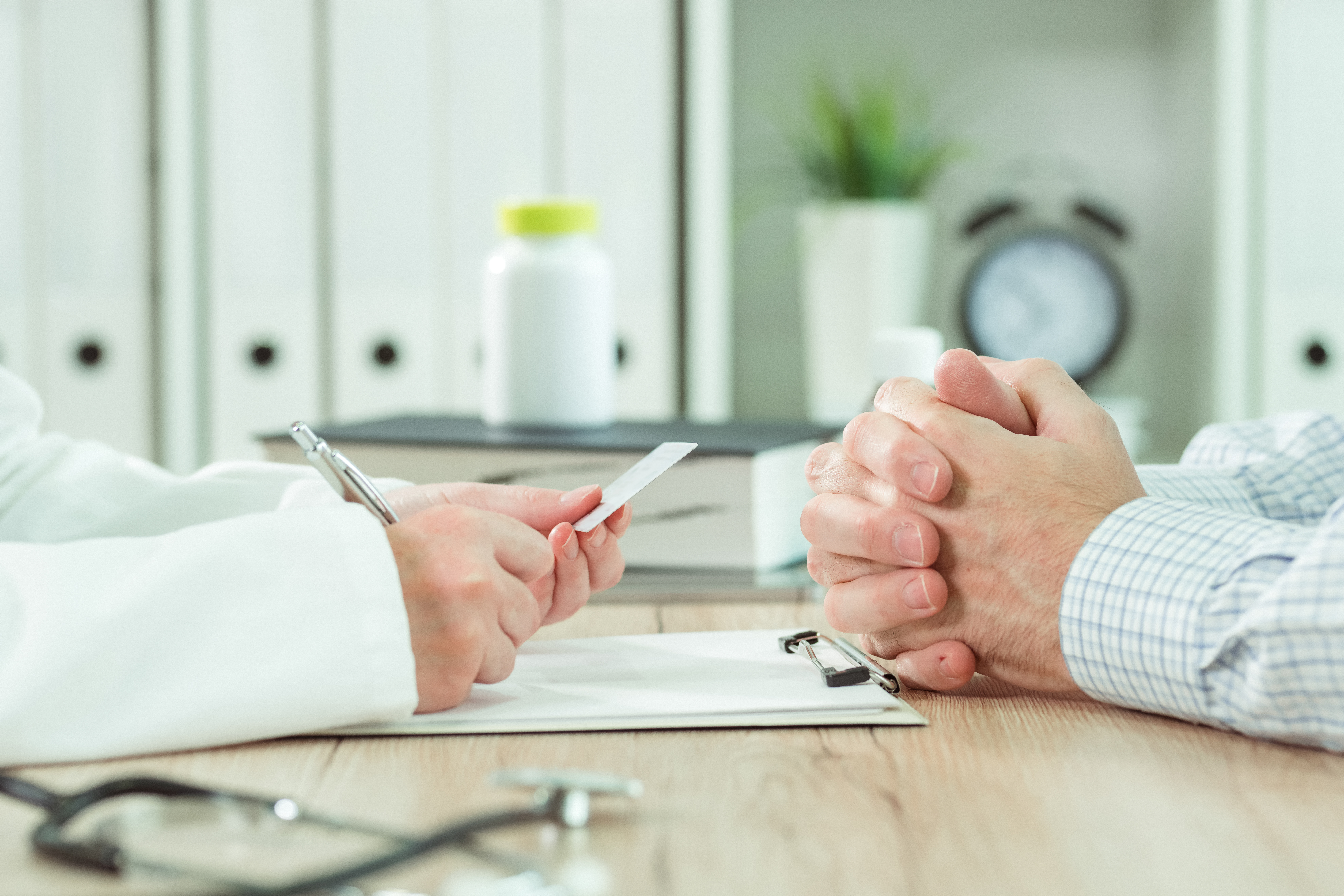 doctor-taking-medical-insurance-card-from-patient-LQUTGM4 doctor-taking-medical-insurance-card-from-patient-LQUTGM4