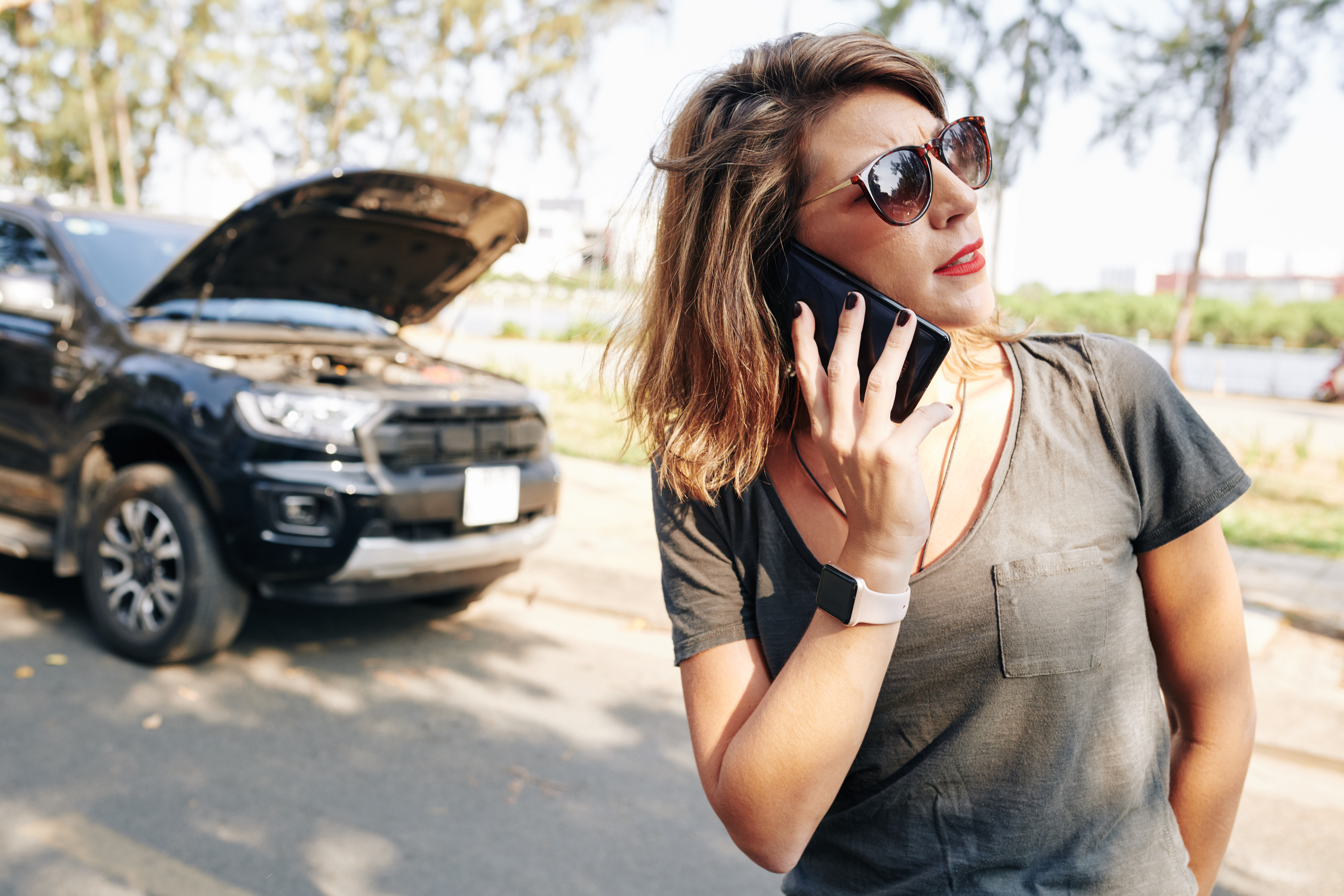 woman-calling-to-car-insurance-DNNR5RW woman-calling-to-car-insurance-DNNR5RW
