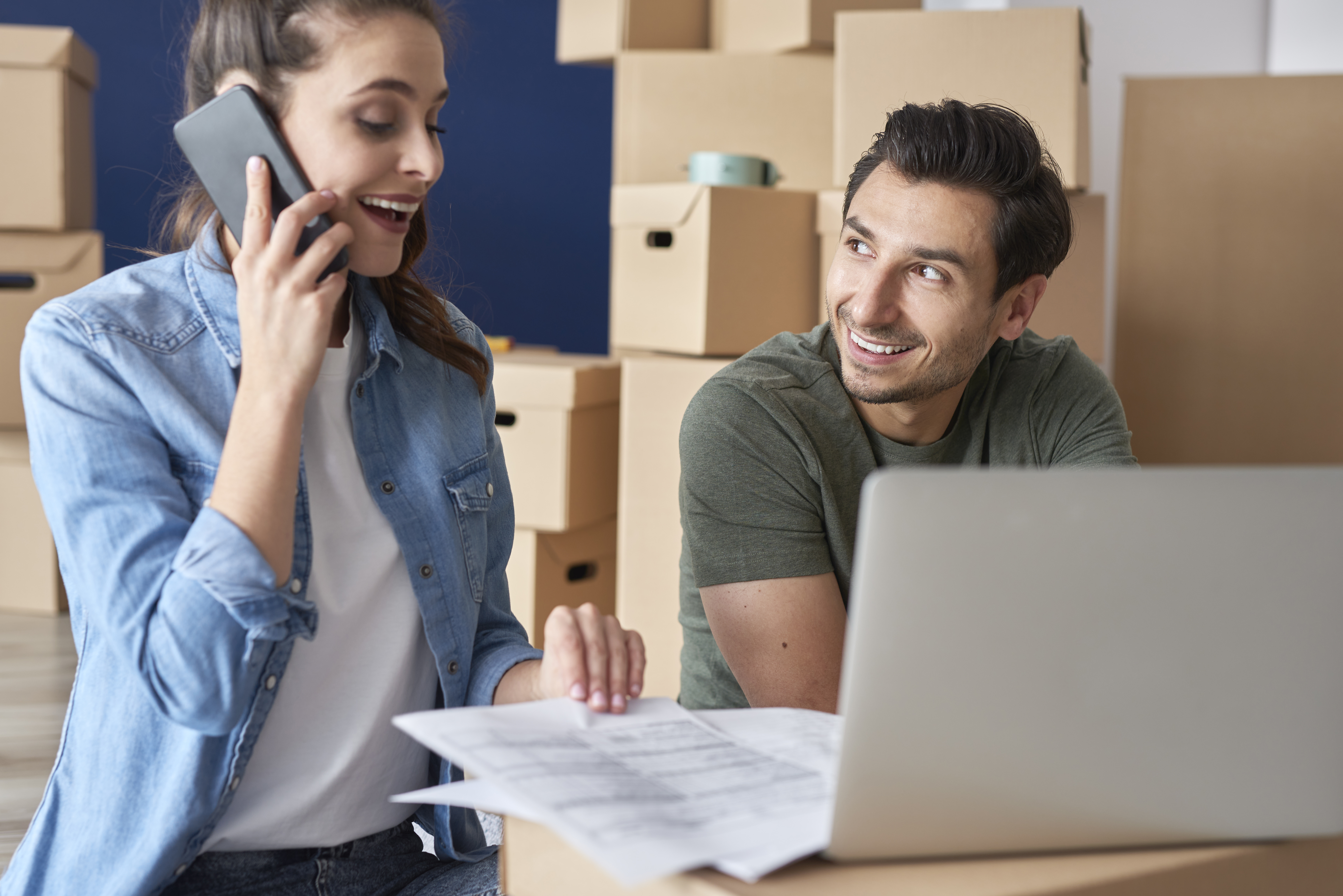 cheerful-couple-getting-things-done-via-phone-H35CAPZ cheerful-couple-getting-things-done-via-phone-H35CAPZ