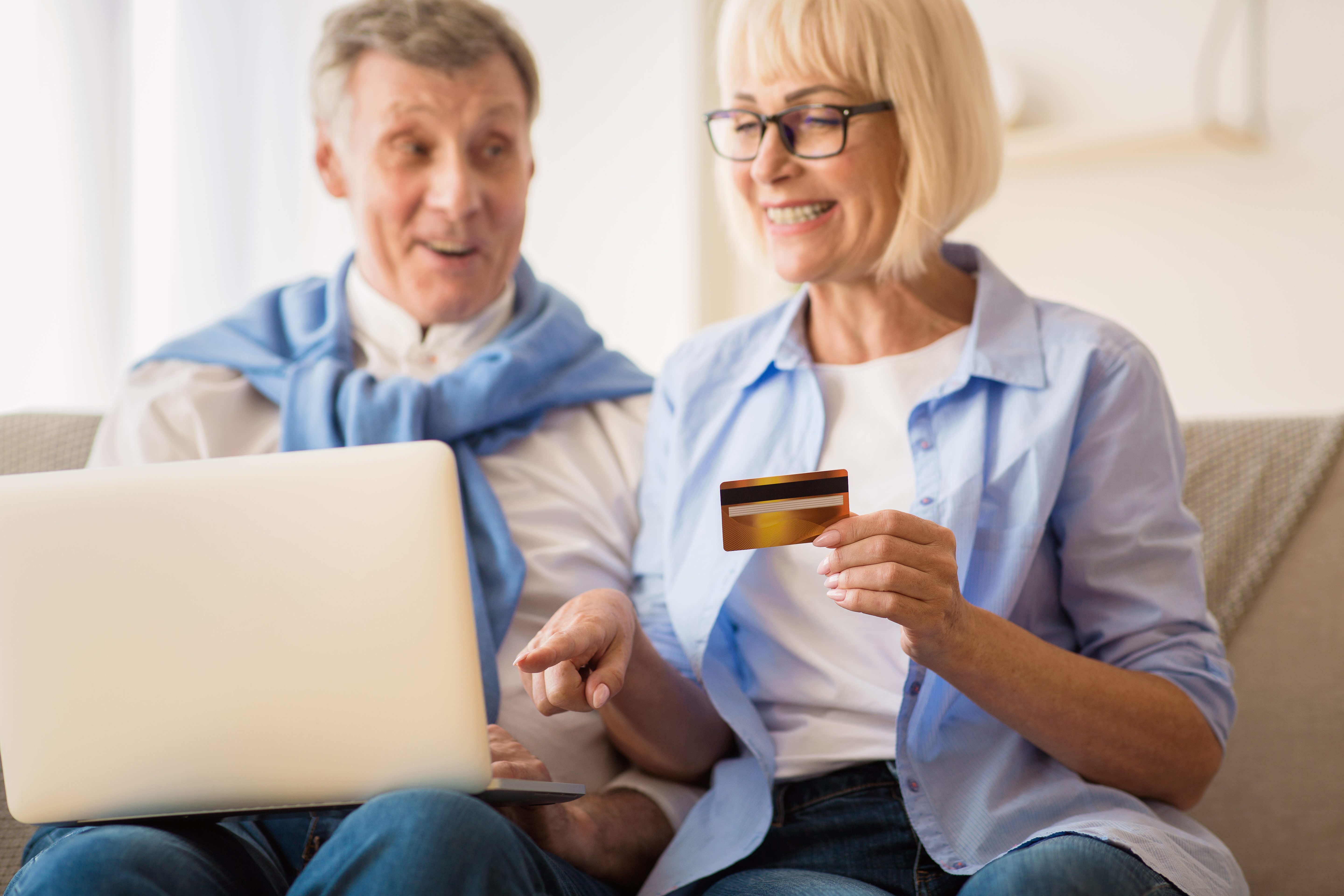 modern-grandparents-mature-couple-shopping-online--PKWJSRH modern-grandparents-mature-couple-shopping-online--PKWJSRH