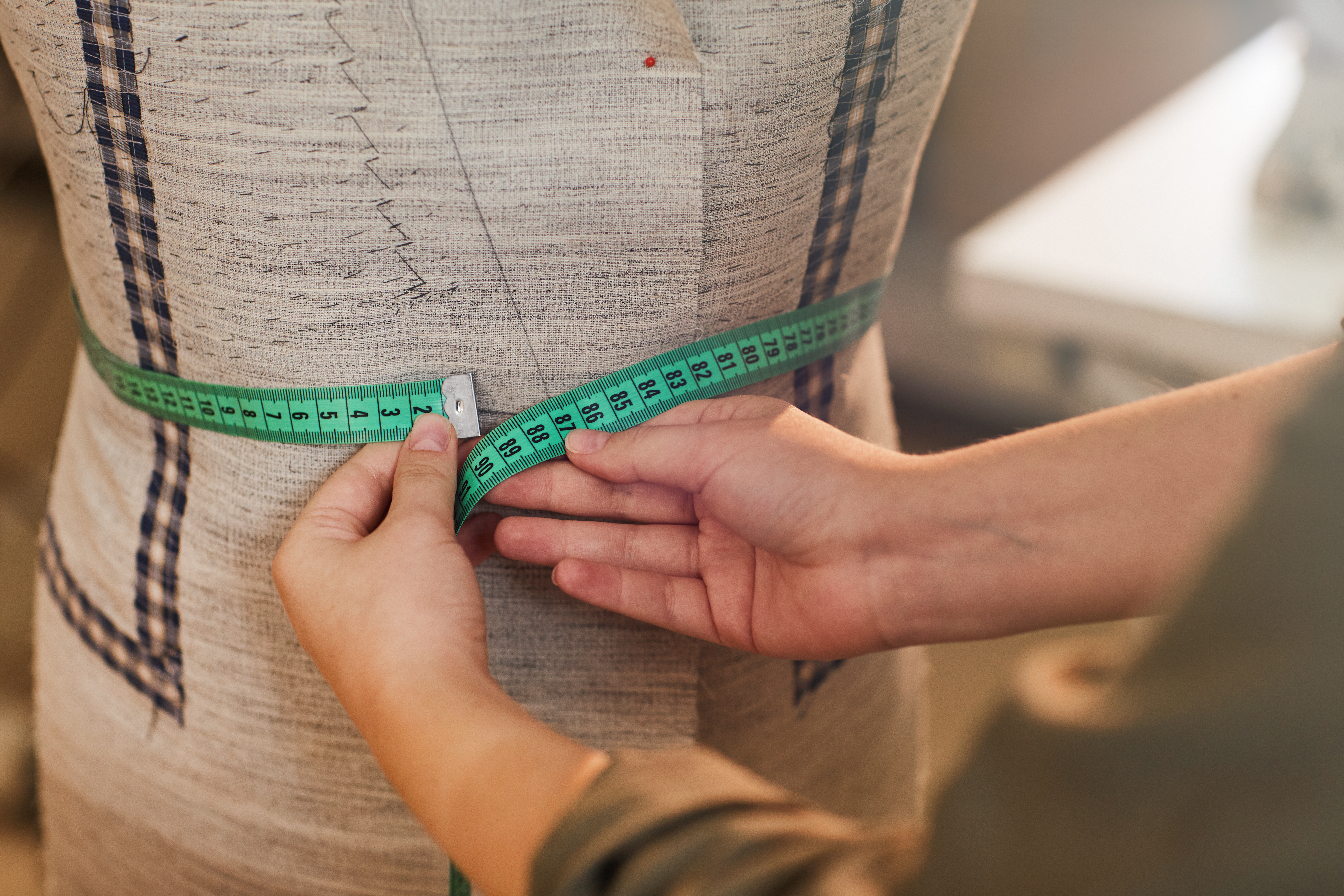 tailor-taking-measurements-DKYEUVV tailor-taking-measurements-DKYEUVV