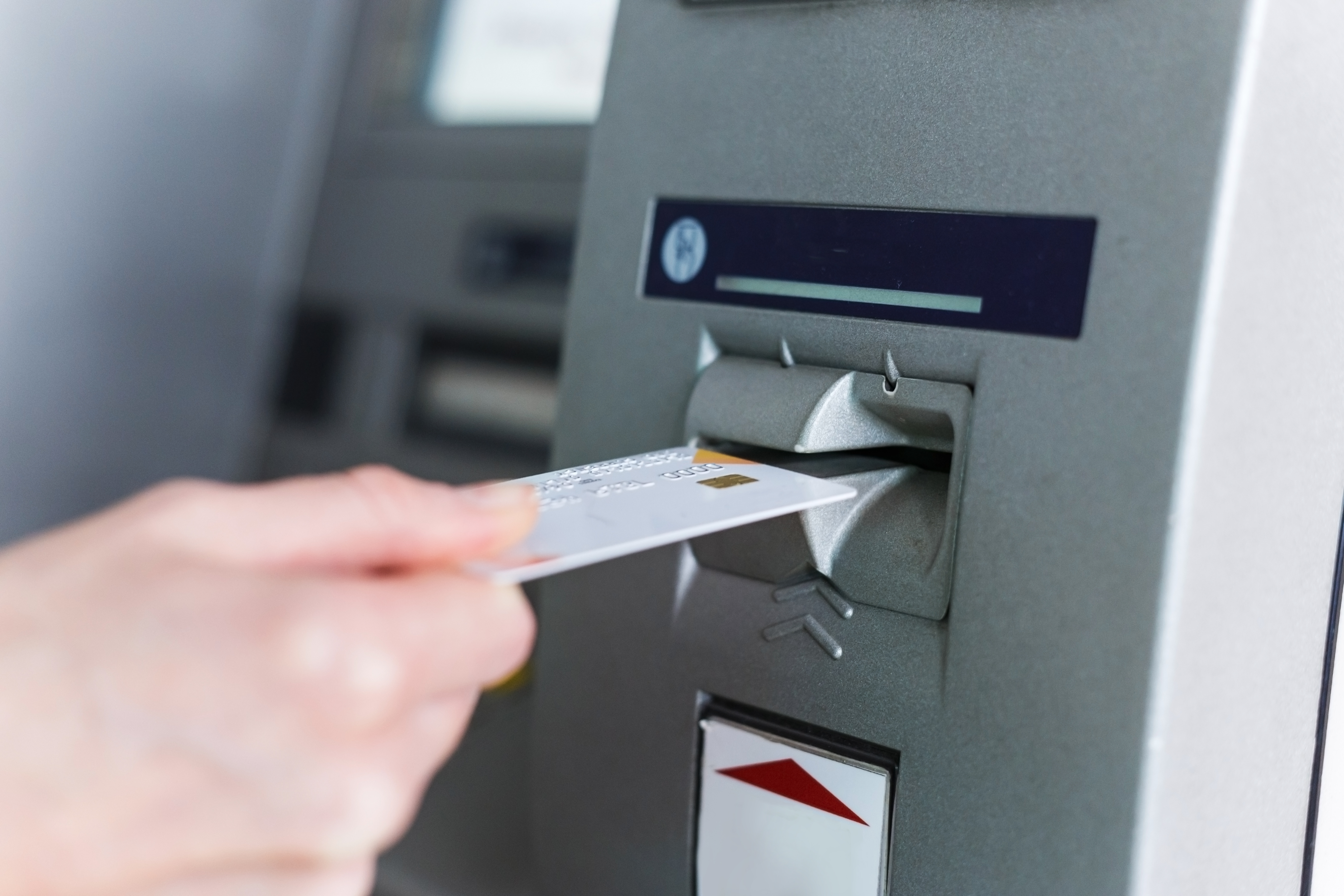 person-insert-card-to-automated-teller-machine-cas-8UHTEX9 person-insert-card-to-automated-teller-machine-cas-8UHTEX9