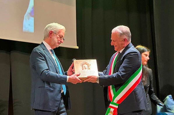 Premio al presidente di BPP Vito Antonio Primiceri per il sostegno alle giovani imprese.